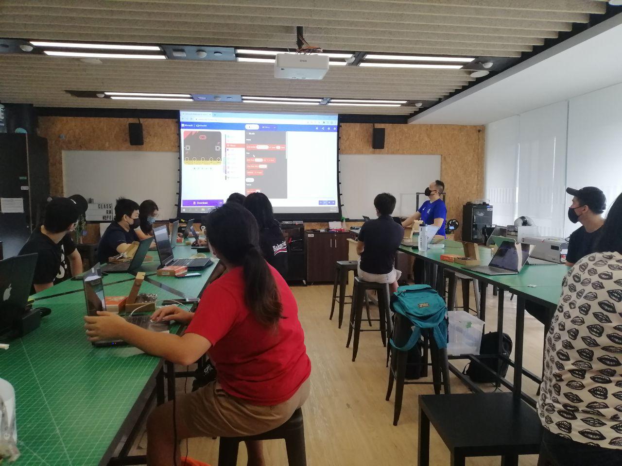 SMUX Faculty Pius conducting a micro:bit workshop