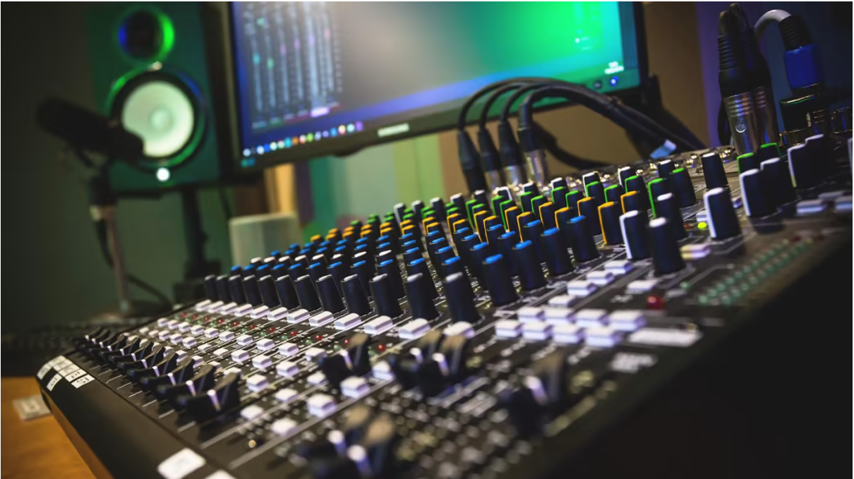 SMU-X STATISTIC SURVEY: MORE THAN 80% OF CONSUMERS LISTEN TO MUSIC ON THE RADIO AND OBTAIN NEWS AND ENTERTAINMENT ON TV